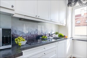 Comfort Suite, 1 Bedroom (9 Podwale Street) | Private kitchen | Fridge, oven, stovetop, electric kettle - P&O Apartments Podwale (Warsaw)