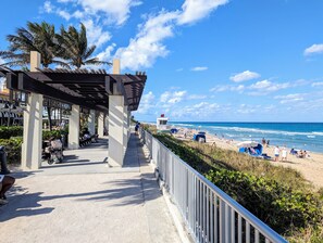 Beach - Coastal Serene Courtyard, Lush Garden, BBQ & Bar Cart – $1 Rides to Beach (Lake Worth)