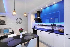 Luxury Apartment, 1 Bedroom | Private kitchenette | Fridge, microwave, oven, stovetop - P&O Apartments Solec (Warsaw)