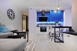 Luxury Apartment, 1 Bedroom | Private kitchenette | Fridge, microwave, oven, stovetop