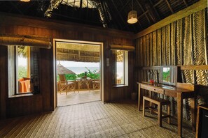 客房, 1 張特大雙人床, 海濱 (48 m2) | 客房內保險箱、書桌、筆電工作空間、免費無線上網