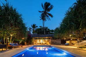 2 piscines extérieures, parasols de plage, chaises longues