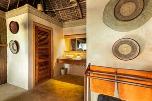 Habitació, 1 llit de matrimoni gran, primera línia de platja (48 m2) | Bany | Dutxa, banyera profunda, articles de tocador de disseny i tovalloles 