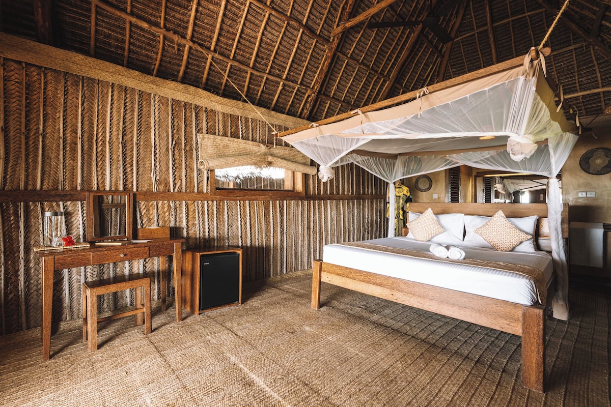 Room, 1 King Bed, Beachfront (48 m2) | In-room safe, desk, laptop workspace, WiFi (free)