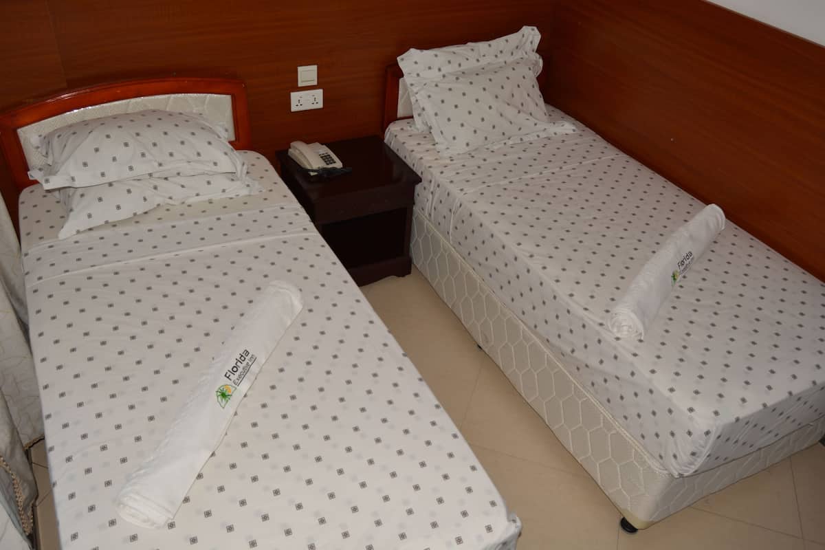 Caja de seguridad en la habitación y escritorio