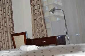 Cofres nos quartos, escrivaninha, quartos à prova de som