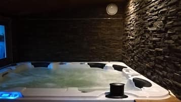 Indoor spa tub