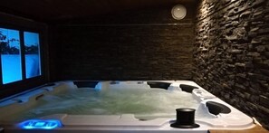 Indoor spa tub - West Spazio (Prostredni Becva)