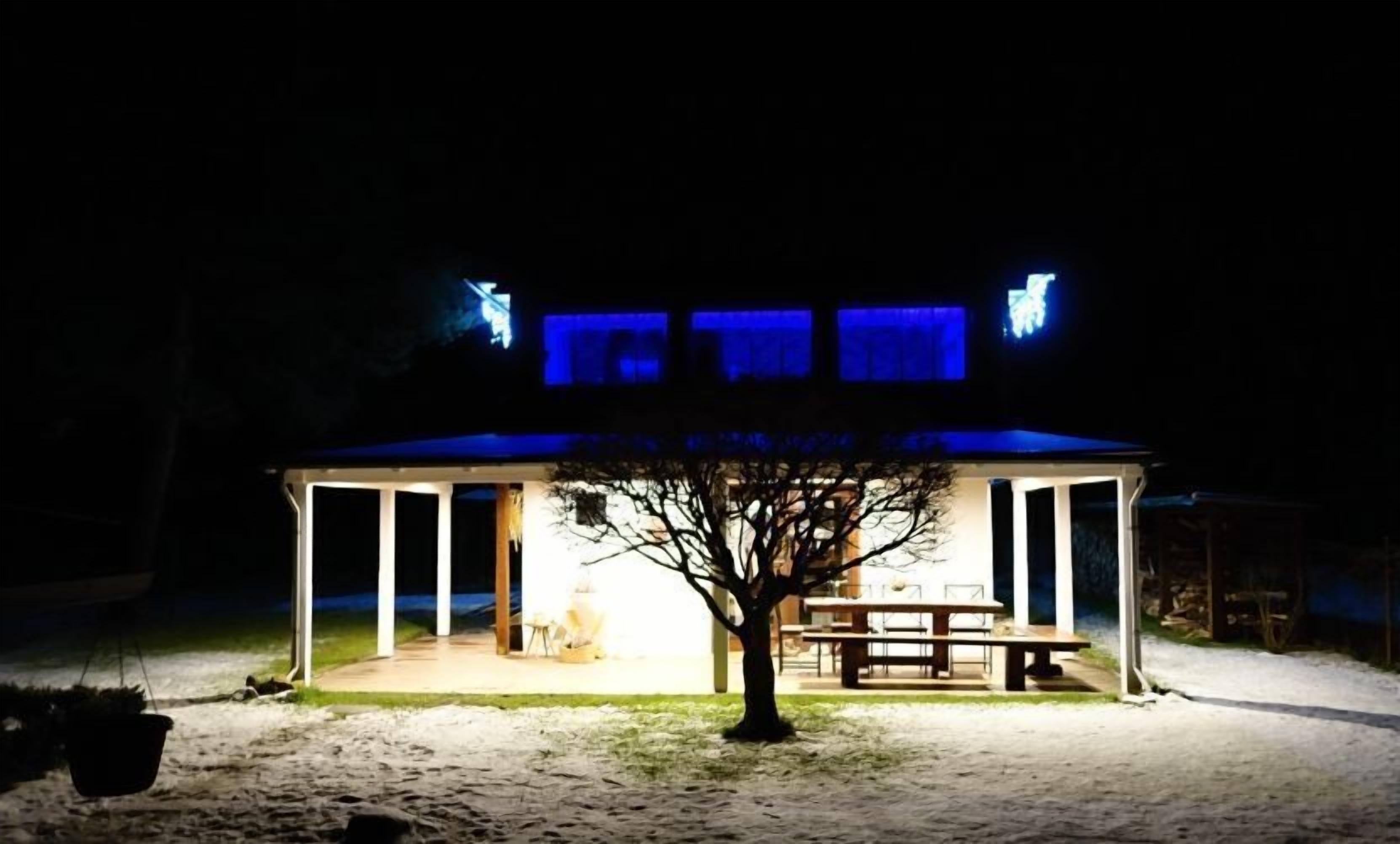 Fachada da propriedade à noite