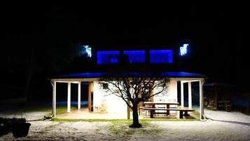 Fassade der Unterkunft – Abend/Nacht