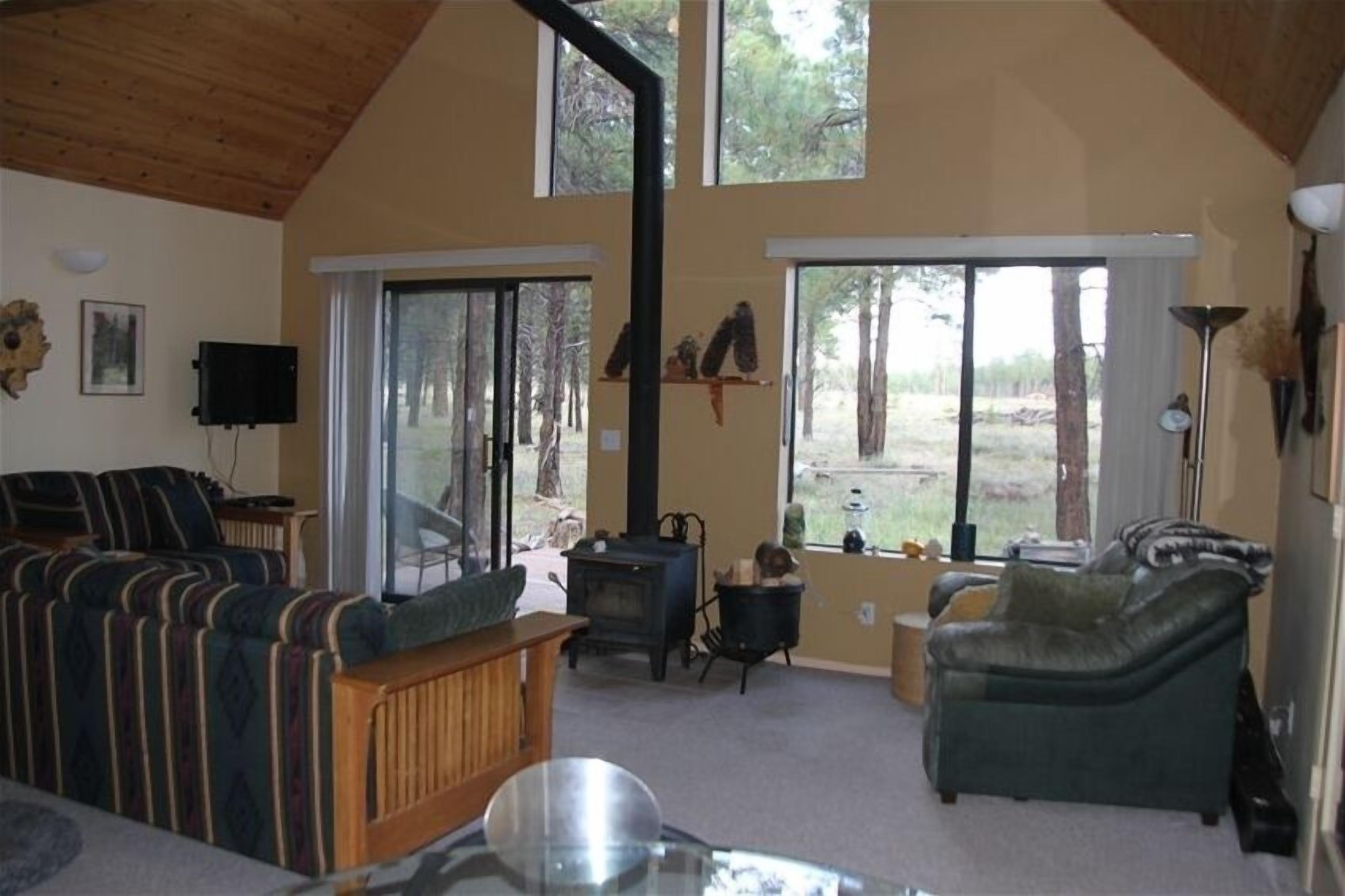 TV, DVD-spiller, bøker og musikkbibliotek