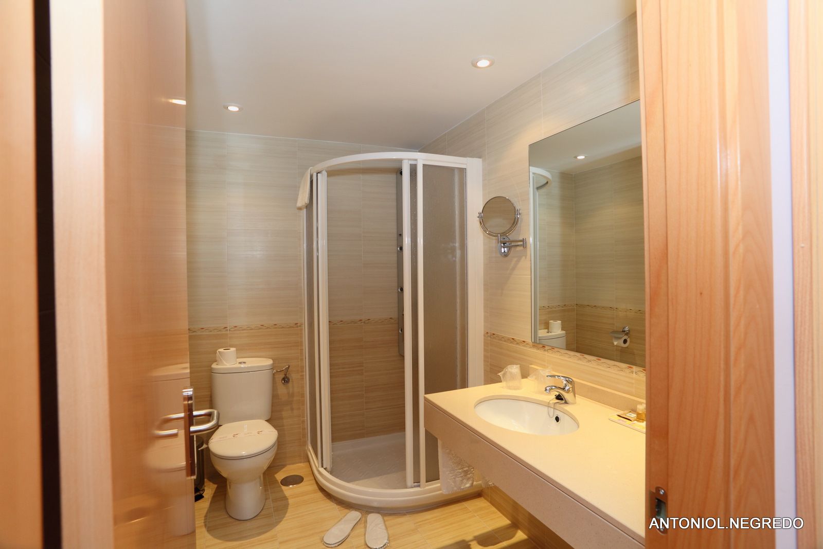 basic double or twin room | bathroom | free toiletries, hair dryer, towels
