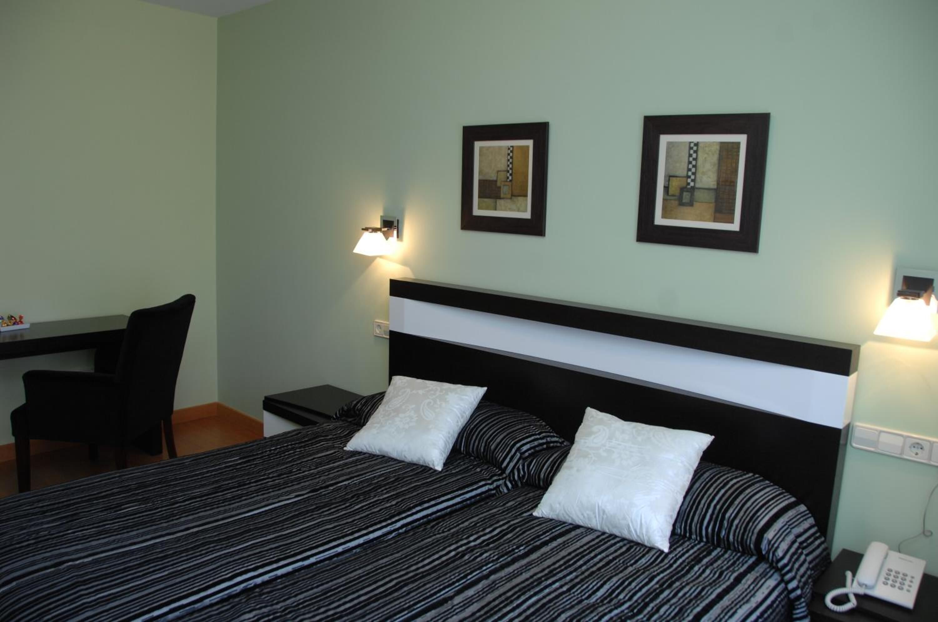 desk, blackout curtains, cots/infant beds, rollaway beds