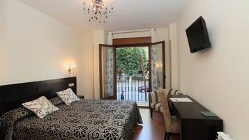 Habitación superior con 1 cama doble o 2 individuales | Escritorio, cortinas opacas, cunas (de pago) y camas supletorias