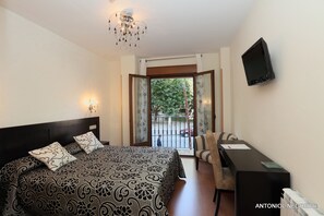 Chambre Supérieure Double ou avec lits jumeaux | Bureau, rideaux occultants, lits bébé (en supplément)