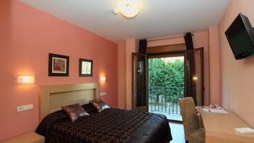 Een bureau, verduisterende gordijnen, babybedden, extra bedden