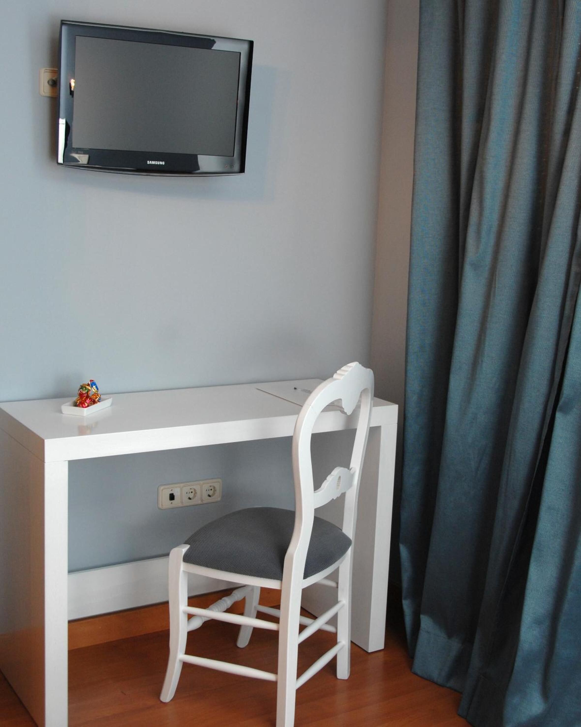 desk, blackout curtains, cots/infant beds, rollaway beds