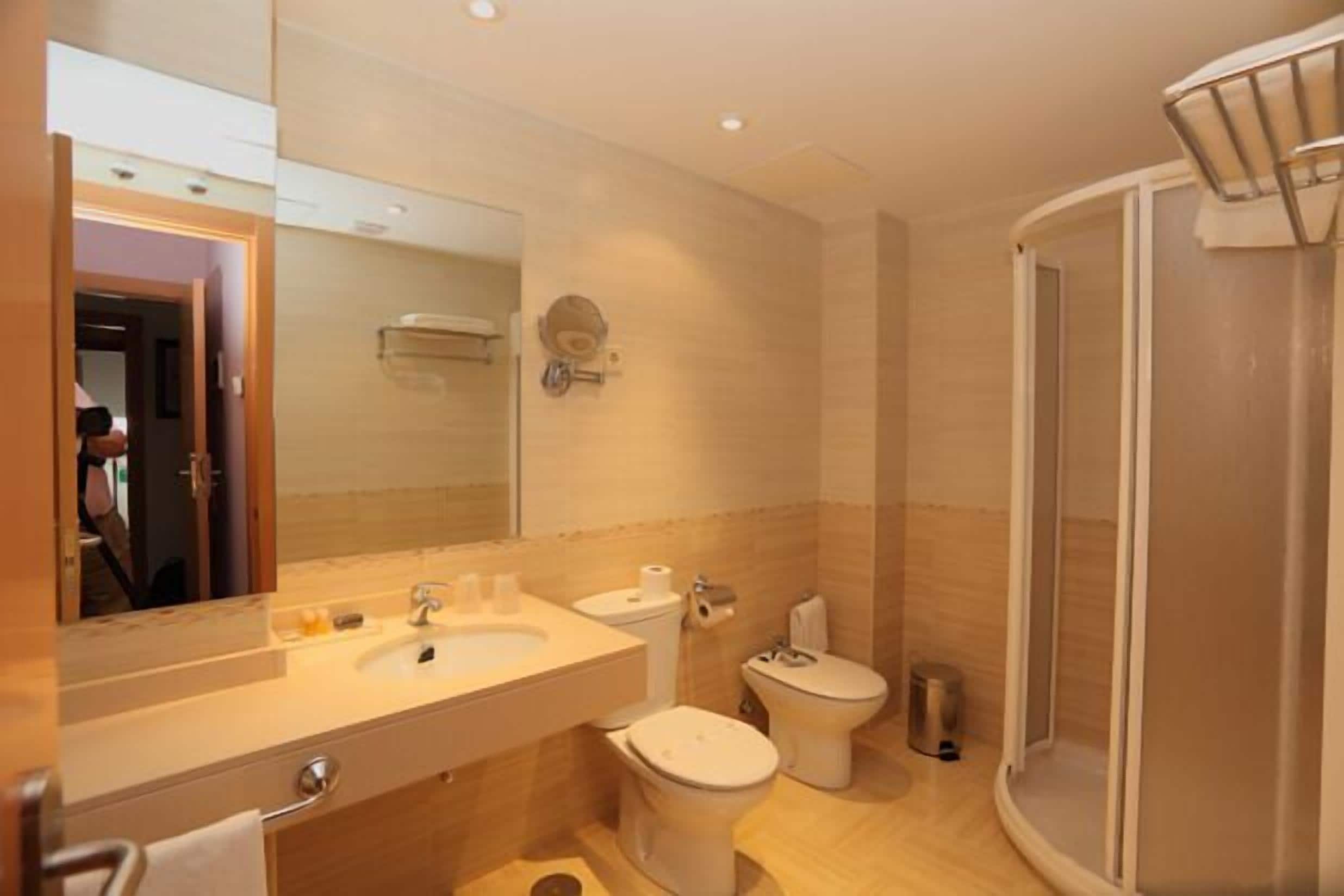 superior double or twin room | bathroom | free toiletries, hair dryer, towels