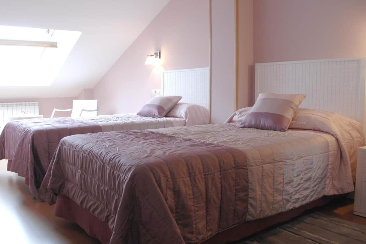 desk, blackout curtains, cots/infant beds, rollaway beds