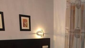 Een bureau, verduisterende gordijnen, babybedden, extra bedden