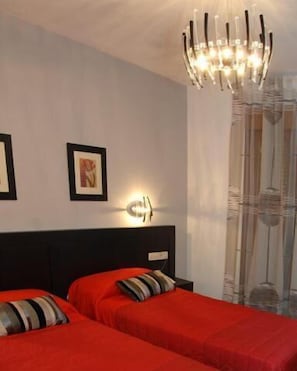 Escritorio, cortinas opacas, cunas (de pago) y camas supletorias
