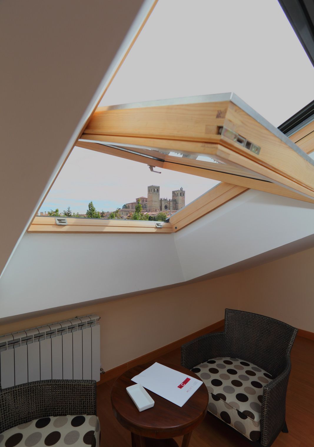 Een bureau, verduisterende gordijnen, babybedden (toeslag)