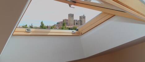 Bureau, rideaux occultants, lits bébé (en supplément)