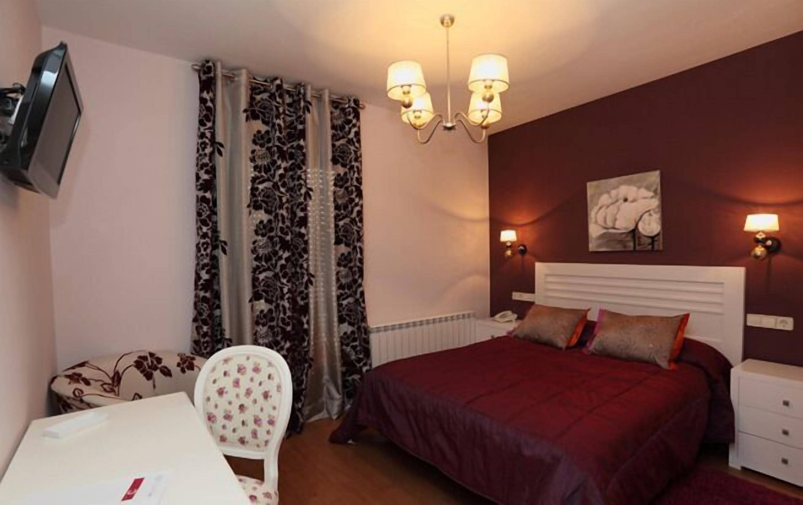 basic double or twin room | desk, blackout curtains, cots/infant beds, rollaway beds