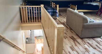 Lemmikkieläinystävällinen, rauhallinen retriitti sijaitsee Traverse Cityn ja Elk Rapidsin välissä.