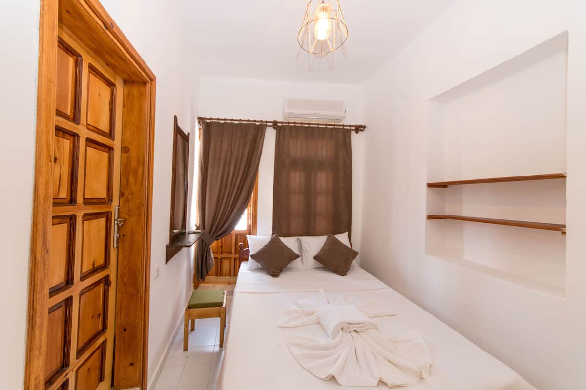 Kismi Deniz Manzarili Double Yatakli Oda | Blackout drapes, free WiFi, bed sheets