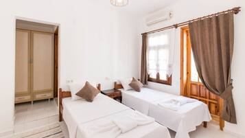 Kara Manzarali 2 Ayri Yatakli Oda | Premium bedding, down comforters, minibar, blackout drapes