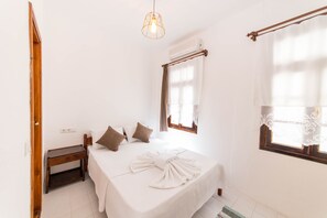 Kara Manzarali Double Yatak | Premium bedding, down comforters, minibar, blackout drapes - Old Kalamaki Pansiyon (Kas)