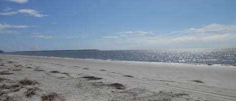 Vlak bij het strand, ligstoelen aan het strand