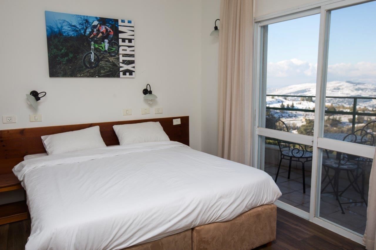 Superior kamer, balkon, uitzicht op bergen | Een minibar met enkele gratis items, een bureau, babybedden (toeslag)