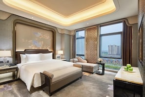 Deluxe Suite | Premium bedding, minibar, in-room safe, blackout drapes - Wanda Vista Harbin (Harbin)