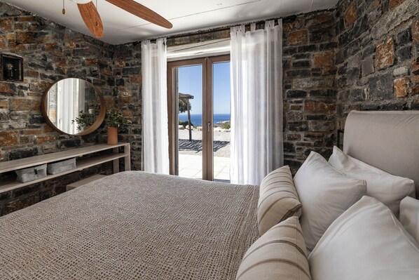 Safe på rommet, skrivebord, lydisolert og strykejern/-brett