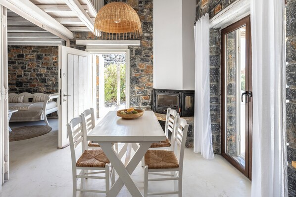 Een 32-inch smart-tv met satellietzenders en een televisie