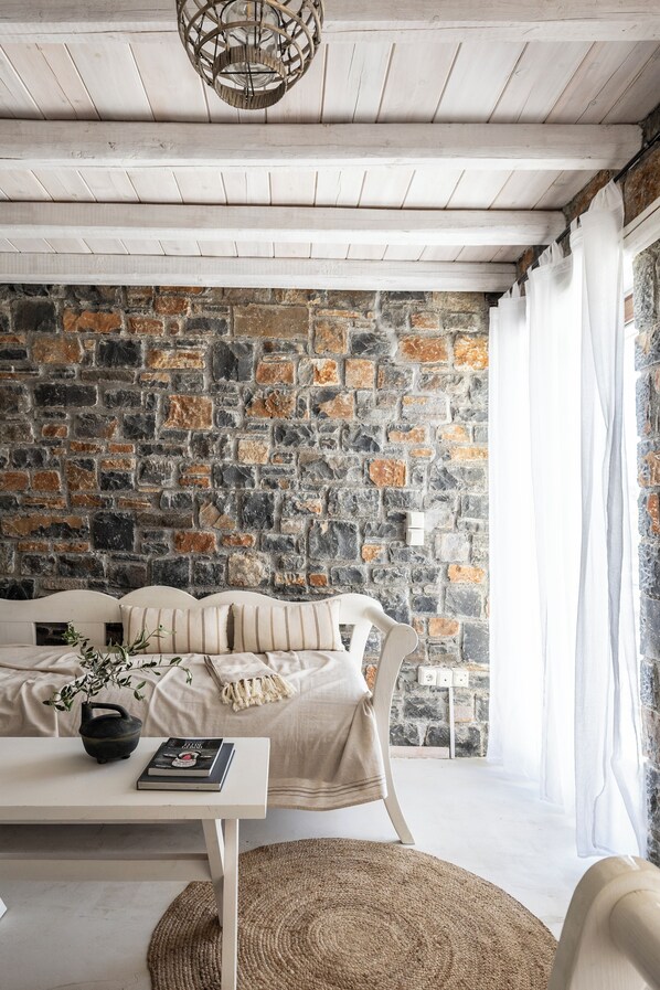 En 32-tommers smart-TV med Parabol-TV samt TV og peis