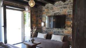 One Bedroom Villa with shared pool | Zona de estar | Smart TV de 32 pulgadas con canales por satélite, una televisión