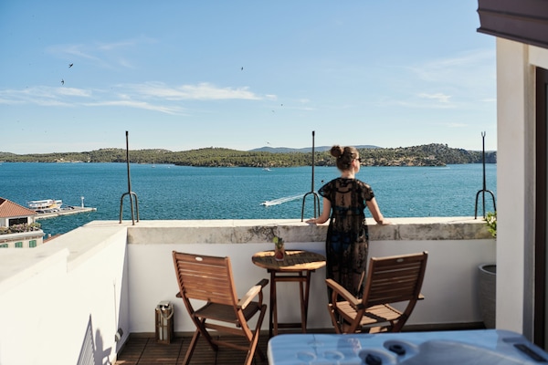 Minibar, caja de seguridad en la habitación y decoración personalizada
