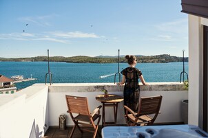 Suite with Terrace and Sea View | Minibar, Zimmersafe, individuell dekoriert, Schreibtisch