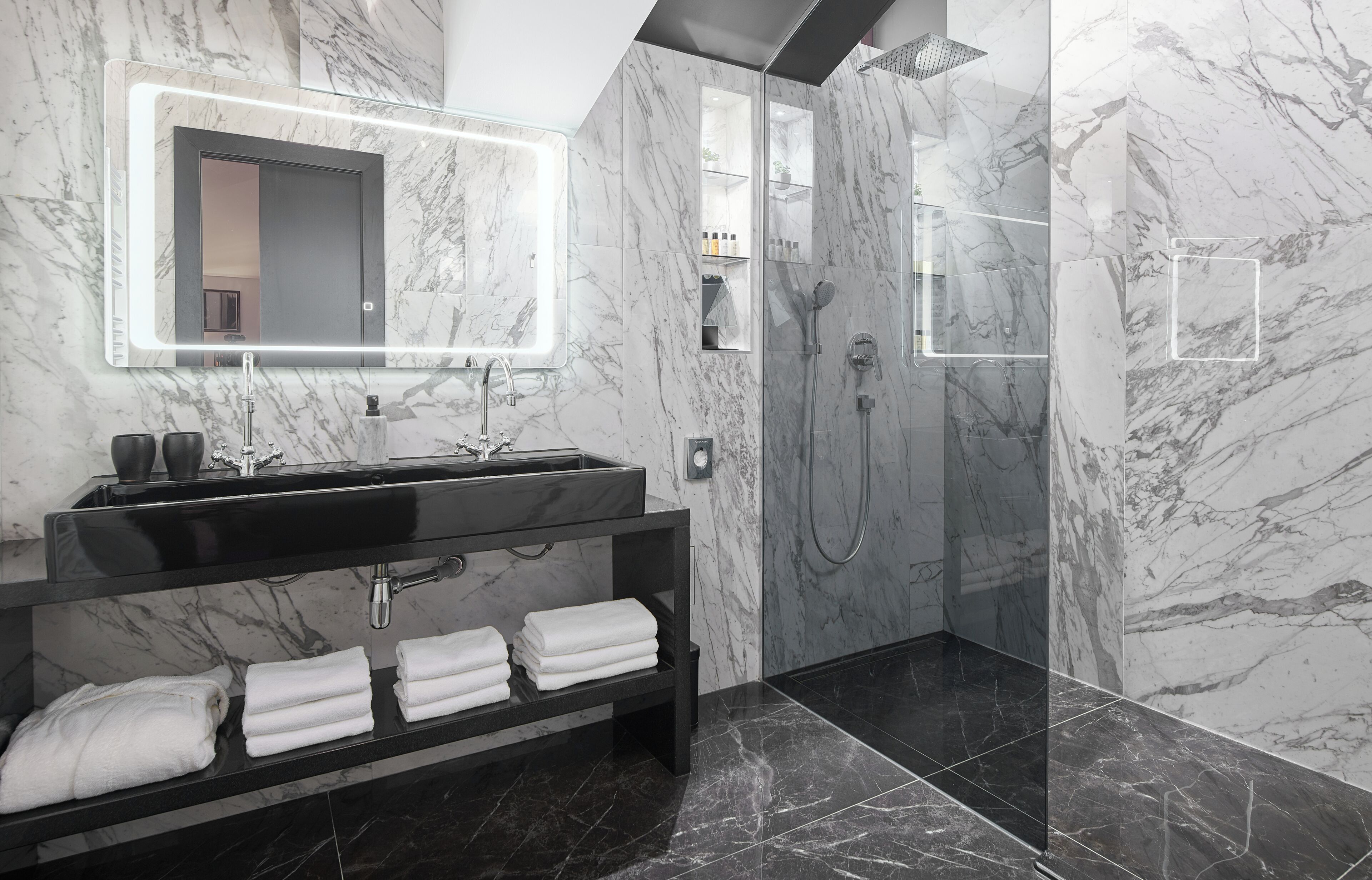 Suite with Terrace and Sea View | Baño | Regadera, secadora de cabello, pantuflas, toallas 