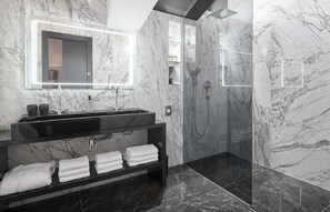Suite with Terrace and Sea View | Kylpyhuone | Suihku, hiustenkuivaaja, tohvelit, pyyhkeet