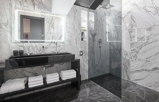 Suite with Terrace and Sea View | Badezimmer | Dusche, Haartrockner, Hausschuhe, Handtücher