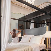 Historical Room | Minibar, Zimmersafe, individuell dekoriert, Schreibtisch