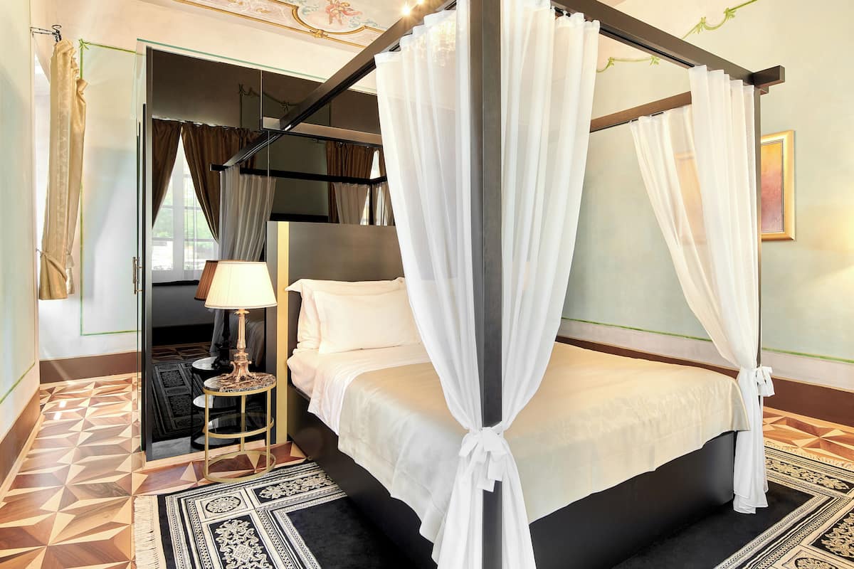 Historical Room | 1 kamar tidur, minibar, brankas, dan didekorasi berbeda-beda