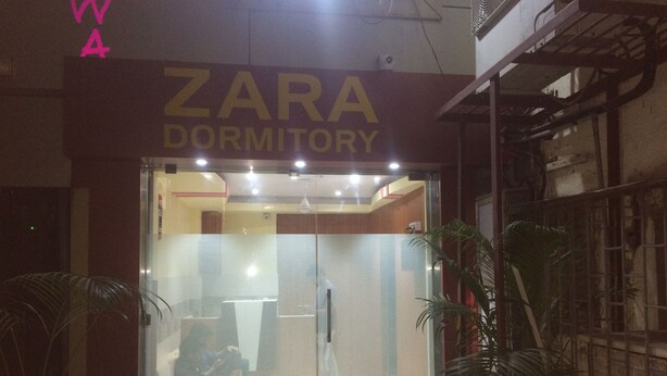 Fachada con un letrero que dice "ZARA DORMITORY".