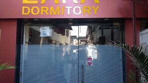 Un escaparate con un cartel que dice "ZARA DORMITORY".