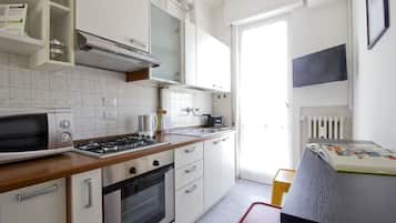 Apartment (1 Bedroom) | Private kitchen | Full-sized fridge, microwave, oven, stovetop