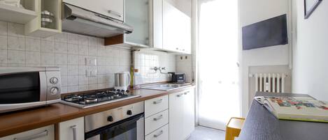 Apartment (1 Bedroom) | Private kitchen | Full-sized fridge, microwave, oven, stovetop